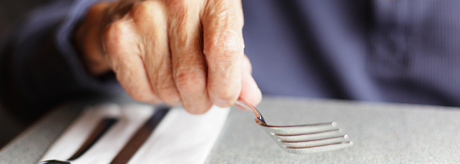 Une personne âgée à table