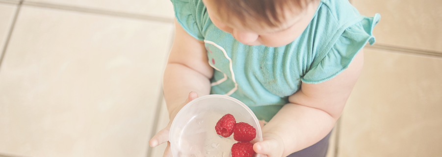 Enfant grignotage fruits. Crédits photo : Pexels