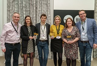 Les lauréats du Boomer Challenge entourés de deux membres de Mondelez International